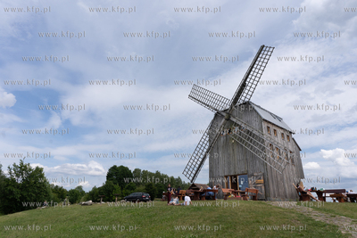 Wiatrak koźlak w Ręboszewie na górze Sobótka. 01.07.2023...