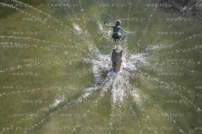 Dziewczynka z parasolką - Fontanna Guntera Grassa...