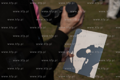 Ogląganie cześciowego, 13% zaśmienia słońca na...