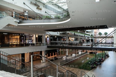 W całym kraju wprowadzono lockdown z powodu covid19,...