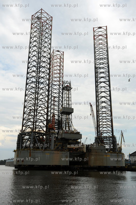 Samopodnosna platforma wiertnicza ENSCO100 przechodzi...