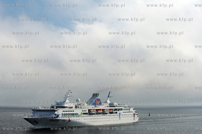 Wycieczkowiec Grand Voyager plywajacy pod bandera wloska...
