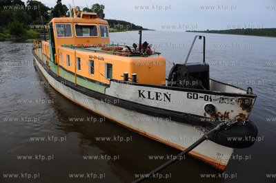 Przeprawa promowa w Swibnie. Prom laczy brzegi Przekopu...