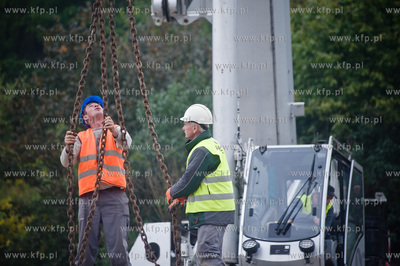 Gdansk. Ul. Ogrodowa. Montaz pierwszych elemntow wiaduktu...