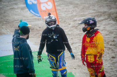 Sopot. Skok norwega Stiana Pedersena na skuterze snieznym...