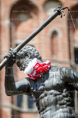 Gdańsk. Neptun przystrojony szalikiem w barwach narodowych.
01.07.2016
fot....