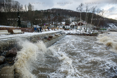 Gdynia. Orłowo. Skutki nocnego sztormu na Bałtyku.
05.01.2017
fot....