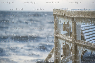 Gdynia. Orłowo. Skutki nocnego sztormu na Bałtyku....