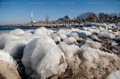 Gdańsk. Słoneczna, jednak mroźna pogoda na plaży...