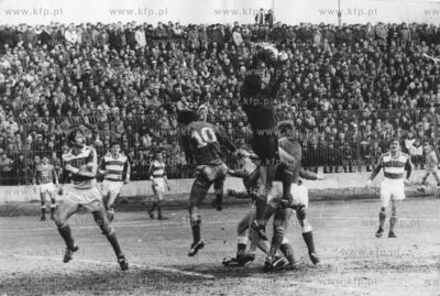 Bramkarz druzyny Baltyku Gdynia Andrzej Czyzniewski...