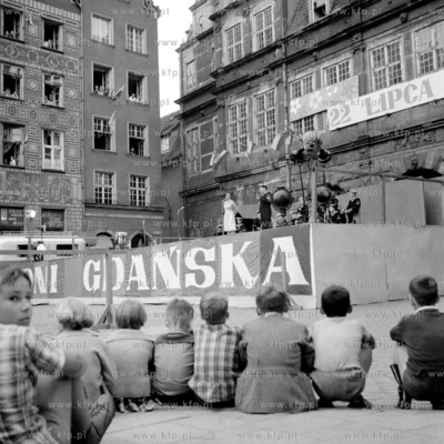 Długi Targ w Gdańsku. Występ na scenie przed Zieloną...