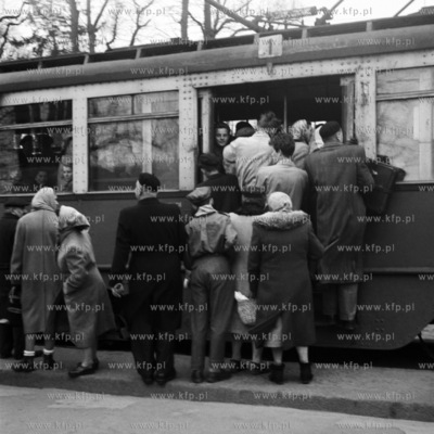 Pasażerowie wchodza do tramwaju lini nr 1. ( lata50...