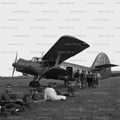 Przygotowania do skoków spadochronowych. 
1960
0008543z
Fot....