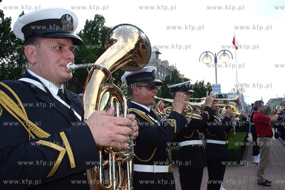 Zlozenie kwiatow i wiencow na plycie Marynarza Polskiego...