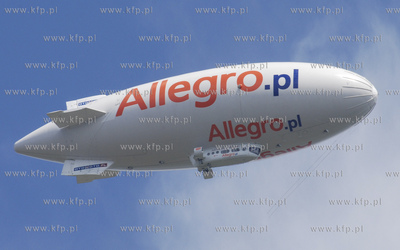 Sterowiec reklamujacy portal Allegro.pl latajacy nad...