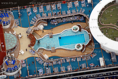 Gdynia z lotu ptaka. Nz. Wycieczkowiec STAR PRINCES...