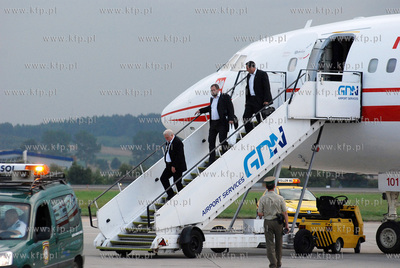 Gdansk. Lotnisko Rebiechowo. Lech Walesa wysiada z...