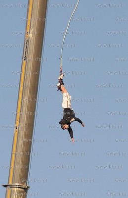 Mlode Miasto w Gdansku. Skoki na bandzi z zurawia Grohmann...
