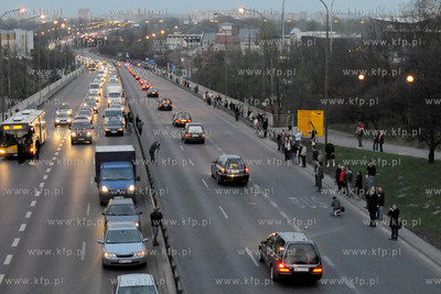 Wraszawa. Kawalkada 34. karawanow przewozacych ciala...