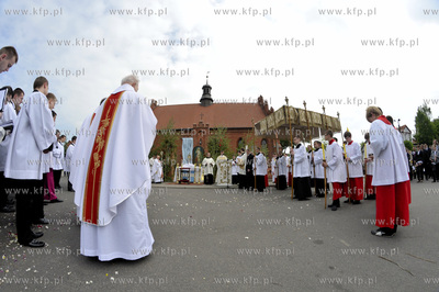 Procesja Bozego Ciala przeszla ulicami Pelplina.  03.06.2010...