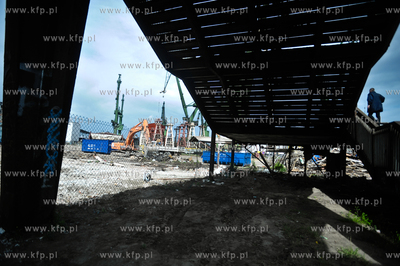 Rozbiorka zabytkowych hali Stoczni Gdanskiej, tereny...