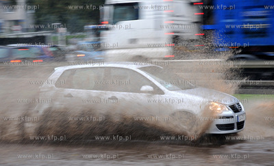 Gdynia. zbieg ul. Warszawskiej i Slaskiej. Zalane ulice...