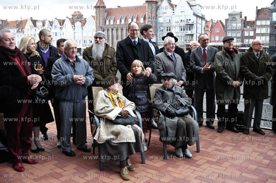 Oficjalna prezentacja osob wchodzacych w sklad honorowego...