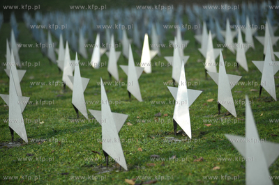 Dzien Wszystkich Swietych w Gdansku. Nz. Cmentarz zolnierzy...