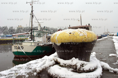 Port morski w Ustce pokryty pierwszym sniegiem.27.11.2010Fot....