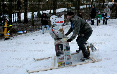 Druga edycja Crezy slide - Zjazdu na byle czym, odbywajaca...