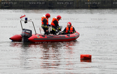 Szczecin. Akcja ratownicza polegajaca na poszukiwaniu...