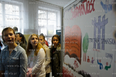 Gdansk. Gimnazjum nr 29 na Suchaninie. Wystawa IPN...