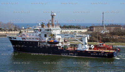 Przy pomocy sonaru, statek Pharos (zbudowany w Gdansku)...