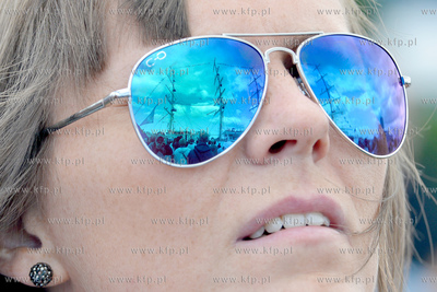 25 metrow nad pokladem Daru Mlodziezy zacumowanym przy...