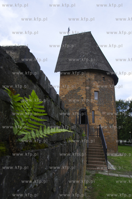 Baszta Czarownic zostala wzniesiona w latach 1411-1415....