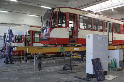 Zajezdnia Wrzeszcz. Nz. tramwaj d wag n8c w warsztacie...