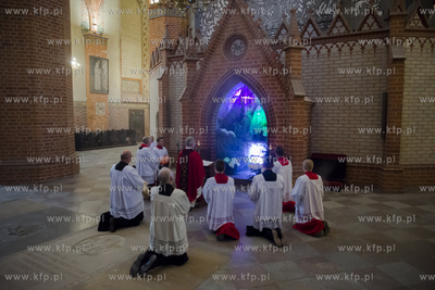 Z powodu pandemii koronawirusa wierni nie mogą uczestniczyć...