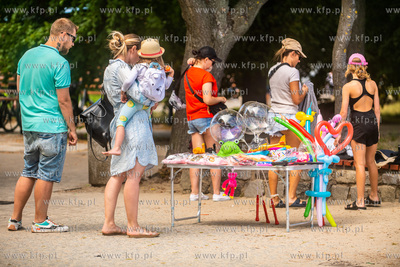 Upalna sobota na plaży miejskiej w Gdyni 15.07.2023...