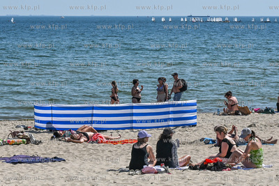 Sopot. Plaża. Upalny weekend spowodował liczne przybycie...