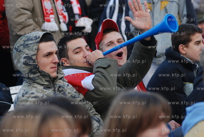 Gdynianie kibicuja przed ustawionym na Placu Grunwaldzkim...