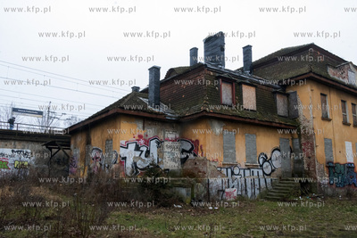 Zdewastowany budynek stojący obok przystanku SKM Politechnika...