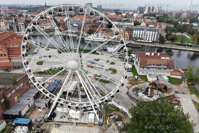 Demontaż koła widokowego Amber Sky na wyspie Ołowianka...