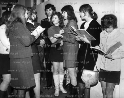 Sesja egzaminacyjna na wyzszej uczelni. 02.1973 Fot....