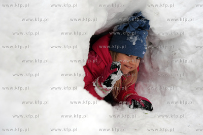 Zima znowu atakuje. Dzieciaki kopia tunele w sniegu.28.01.2010fot....