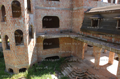 Wnetrze zamku w Lapalicach, polozonego miedzy Chmielnem...