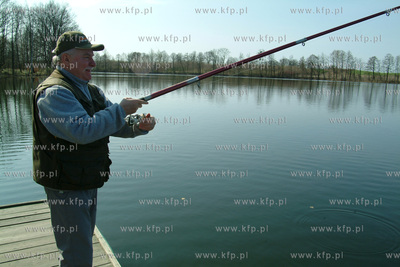 Lech Walesa na rybach. 25.04.2003 Fot. Maciej Kosycarz...