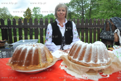 Pomorskie Swieto Produktu Tradycyjnego w Gdansku obok...