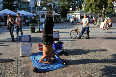 Sopot. Pokaz stania na glowie w wykonaniu mistrza jogi...