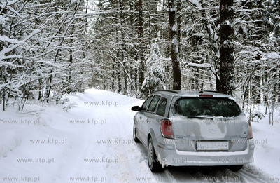 Osniezona lesna droga pomiedzy Leznem, a Sulminem na...