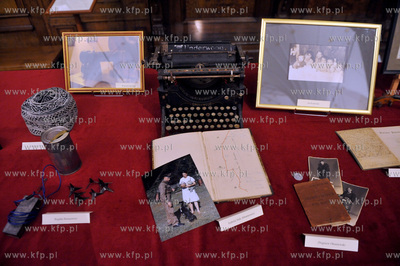 Gdansk. Dwor Artusa. Wystawa Skarby niezwykle, przedstawiajaca...